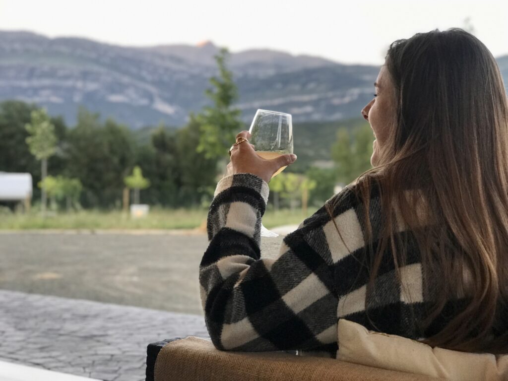 chica-vino-cotiella-rincon-chill-out
